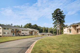 Crown Pointe Apartment Homes in Spartanburg, SC - Building Photo - Building Photo