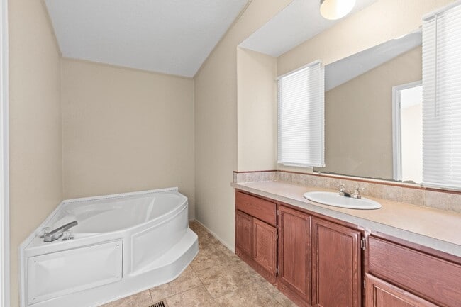 15843 Country Way in Lindale, TX - Building Photo - Building Photo