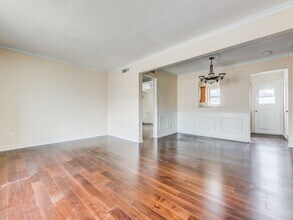 5833 Sandhurst Ln in Dallas, TX - Building Photo - Building Photo