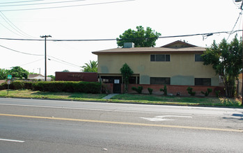 Cedar Home Apartments in Fresno, CA - Building Photo - Building Photo