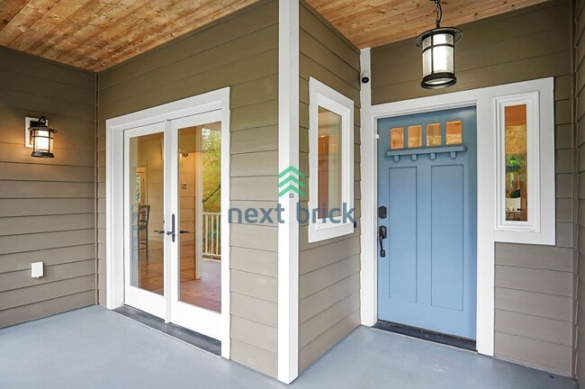 17057 28th Ave NE in Lake Forest Park, WA - Building Photo - Building Photo
