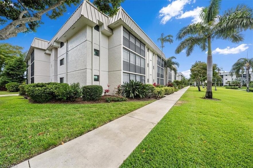 788 Park Shore Dr, Unit D30 in Naples, FL - Foto de edificio