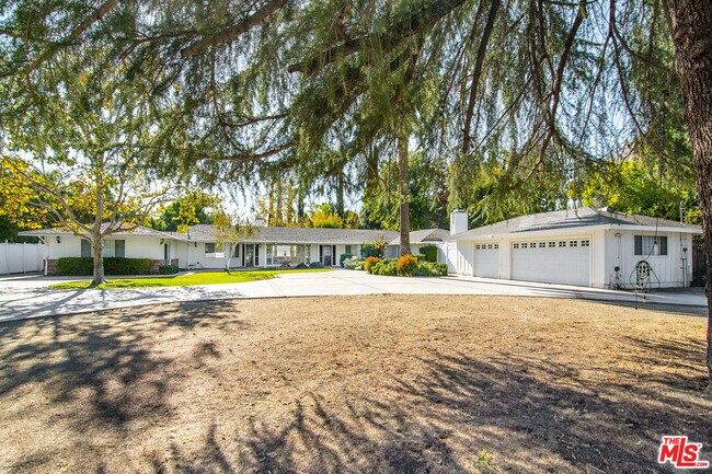 22960 Erwin St in Los Angeles, CA - Building Photo - Building Photo