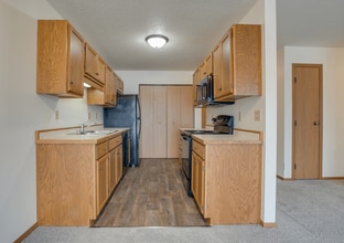 Pine Pointe Apartments in Fargo, ND - Building Photo - Building Photo