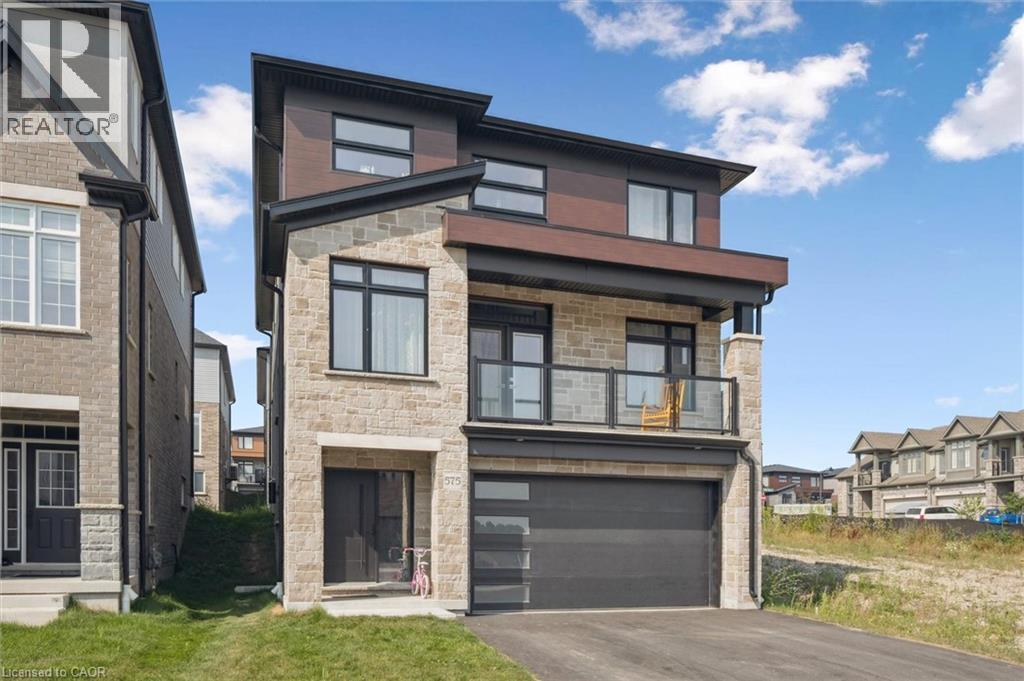 575 Balsam Poplar St in Waterloo, ON - Building Photo