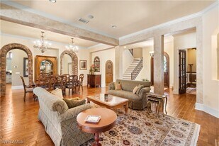 611 18th Ave S in Naples, FL - Building Photo