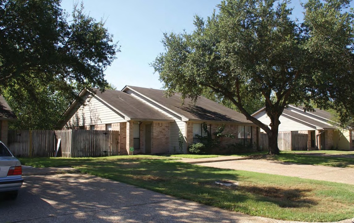 Hickory Park Duplexes in College Station, TX - Foto de edificio