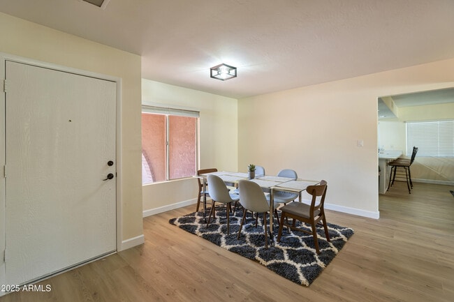 5226 W Shangri La Rd in Glendale, AZ - Building Photo - Building Photo