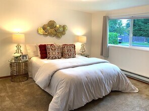 2119 SW Cloverdale St in Seattle, WA - Foto de edificio - Building Photo