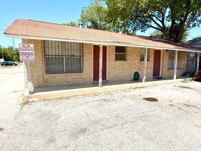 643 West Summit Ave in San Antonio, TX - Foto de edificio - Building Photo