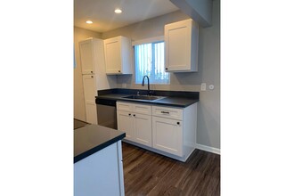 Beachfronter Townhome Apartments in Ventura, CA - Foto de edificio - Building Photo