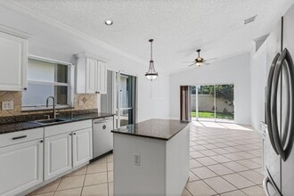 7607 Colony Lake Dr in Boynton Beach, FL - Foto de edificio - Building Photo