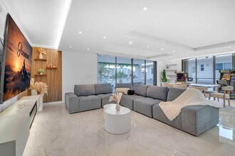 468 Golden Isles Dr in Hallandale Beach, FL - Foto de edificio - Building Photo