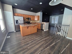 2102 E Oak Rd in Vineland, NJ - Building Photo - Building Photo