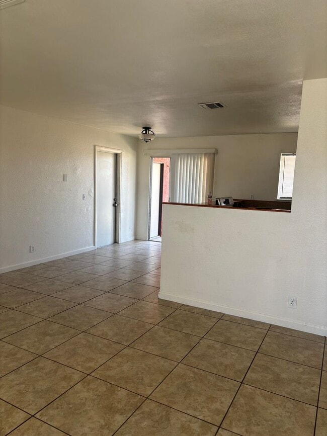 13157 Central Rd in Apple Valley, CA - Foto de edificio - Building Photo