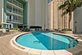 900 Brickell Key Blvd in Miami, FL - Building Photo - Building Photo