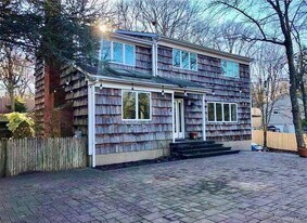 33 Pilgrim Dr in Port Jefferson, NY - Building Photo