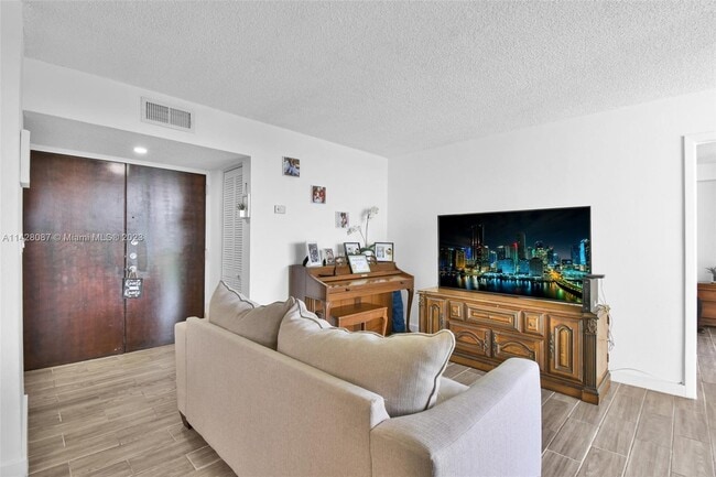 11800 SW 18th St in Miami, FL - Building Photo - Building Photo