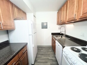 Cedar Place Apartments in Lansing, MI - Foto de edificio - Building Photo
