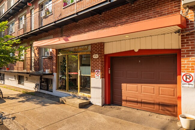 Place Coloniale in Montréal, QC - Building Photo - Building Photo