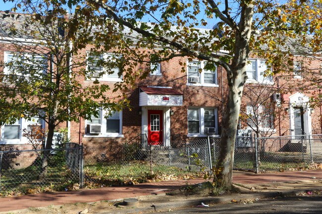 1504 V St SE