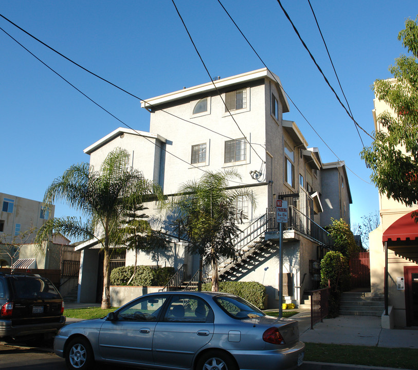 5251 Willowcrest Ave in North Hollywood, CA - Foto de edificio