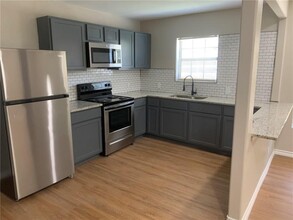 2833 Lawnview St in Corpus Christi, TX - Building Photo - Building Photo