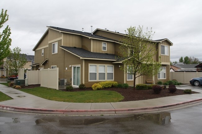 11026 W Garverdale Ln in Boise, ID - Foto de edificio - Building Photo