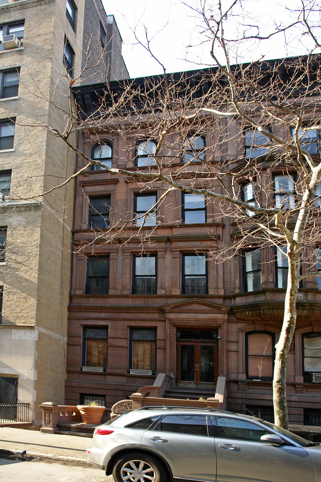 30 W 69th St in New York, NY - Building Photo - Building Photo