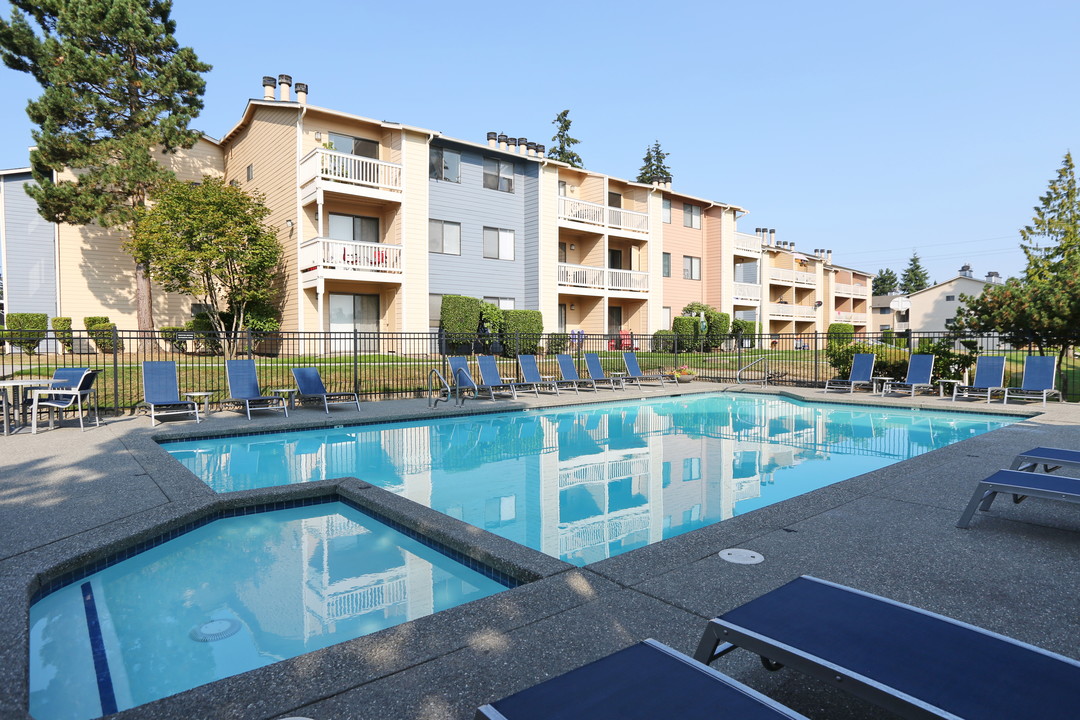 Crystal Springs Apartments in Everett, WA - Building Photo