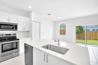 12002 NW 47th Manor in Coral Springs, FL - Foto de edificio - Building Photo