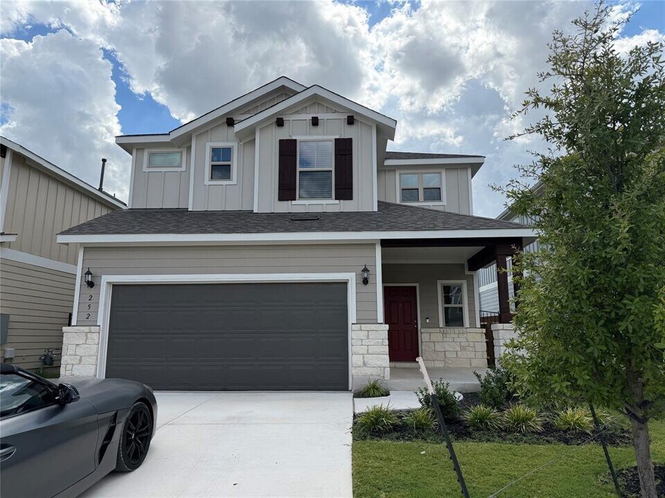252 Redonda Dr in Liberty Hill, TX - Building Photo