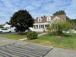 165 Nutmeg Rd in Bridgeport, CT - Building Photo - Building Photo