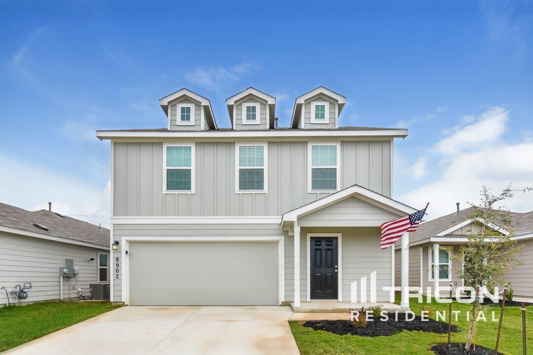 8902 Lamus Wheel in San Antonio, TX - Building Photo