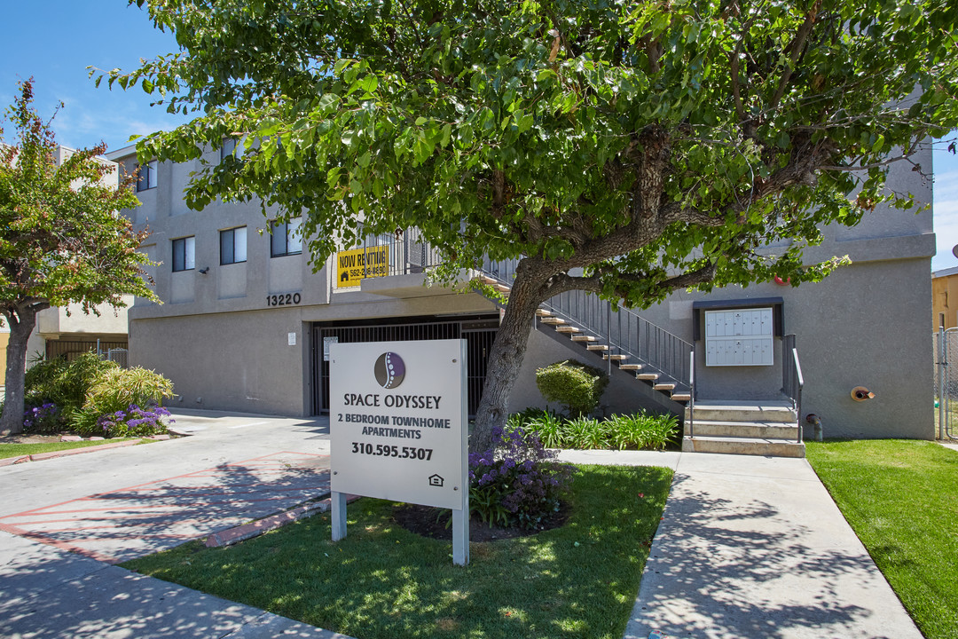 Space Odyssey Apartments in Hawthorne, CA - Building Photo