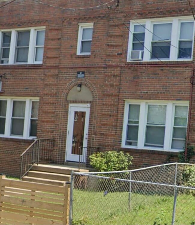 5021 1st St NW, Unit #4 in Washington, DC - Foto de edificio - Building Photo
