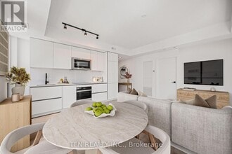 327-4327 King St W in Toronto, ON - Building Photo - Building Photo