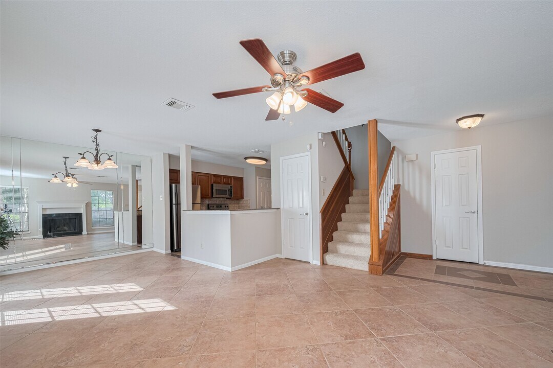 2211 S Kirkwood Rd in Houston, TX - Building Photo