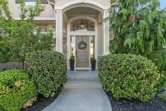 1324 NE Country Ln in Lee's Summit, MO - Foto de edificio - Building Photo