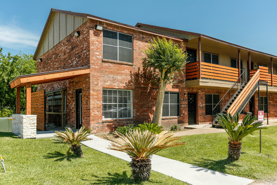 Oaks at Mustang in Alvin, TX - Foto de edificio