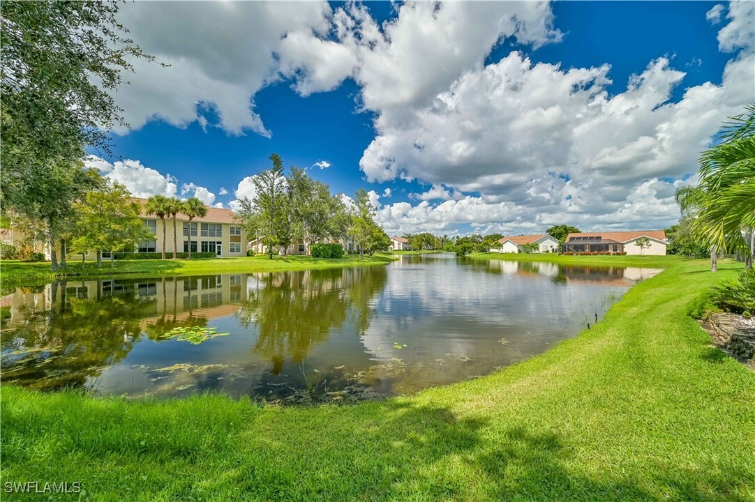 14980 Lake Olive Dr in Ft. Myers, FL - Foto de edificio