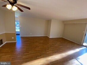 13701 Autumn Vale Ct in Chantilly, VA - Foto de edificio - Building Photo