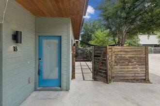 2101 Montopolis Dr, Unit Unit 3 in Austin, TX - Building Photo - Building Photo