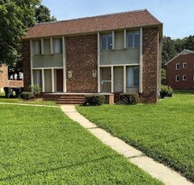 Room in Townhome on W Front St in Burlington, NC - Building Photo