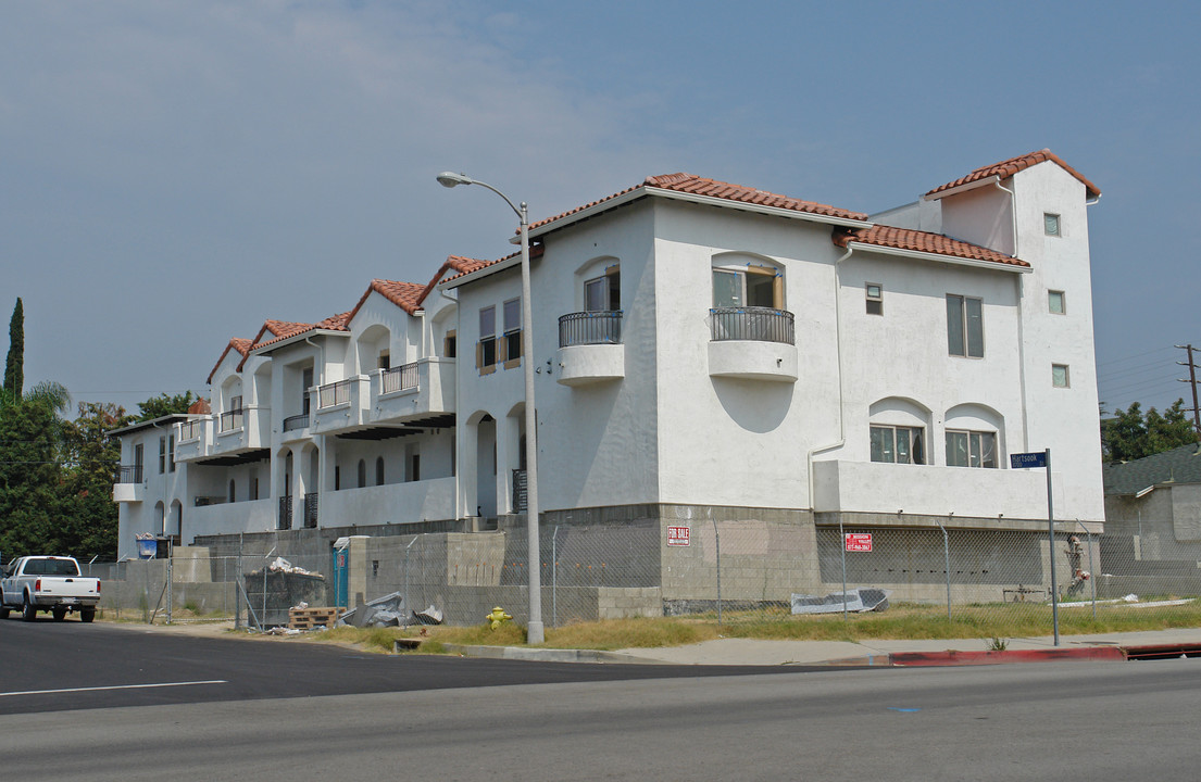 Colfax Villas in Valley Village, CA - Building Photo