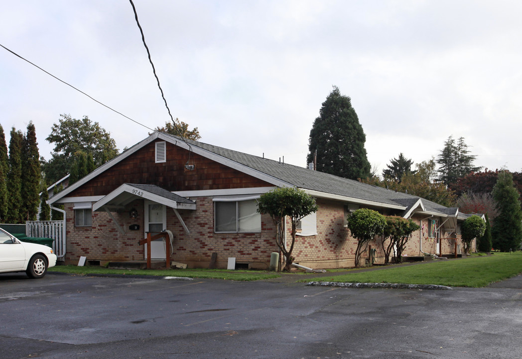 9742 SE 43rd Ave in Milwaukie, OR - Building Photo