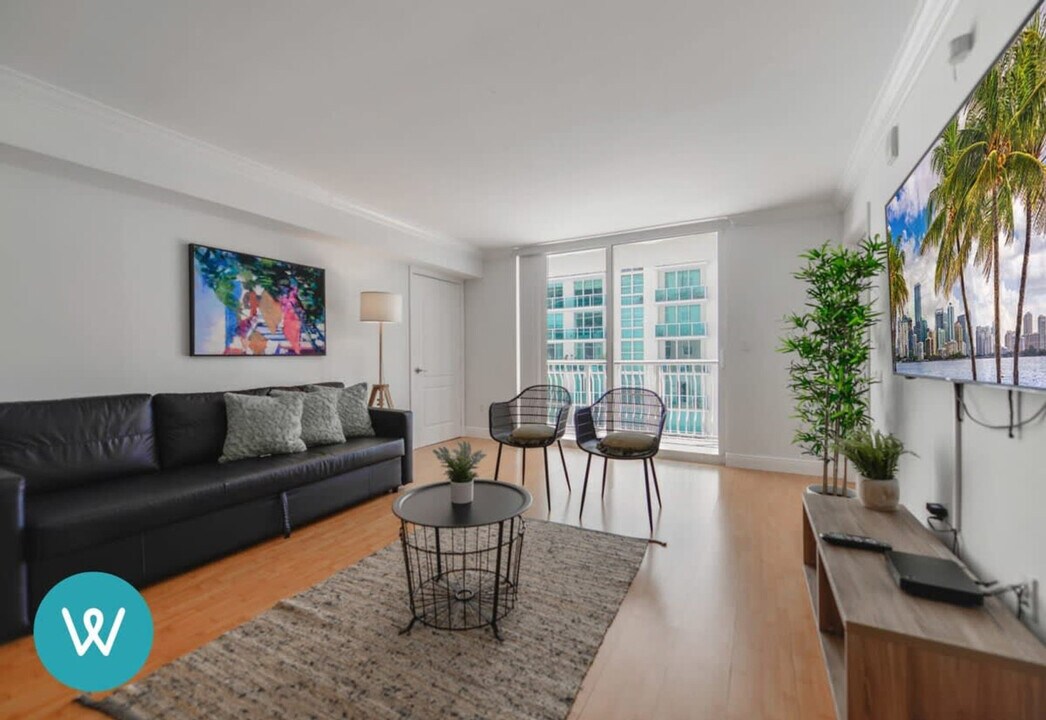 1200 Brickell Bay Dr in Miami, FL - Building Photo