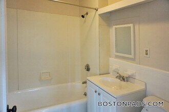 95 Adams St, Unit 8 in Waltham, MA - Building Photo - Building Photo