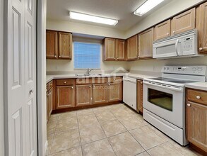 1621 Christa Ct in St. Cloud, FL - Foto de edificio - Building Photo