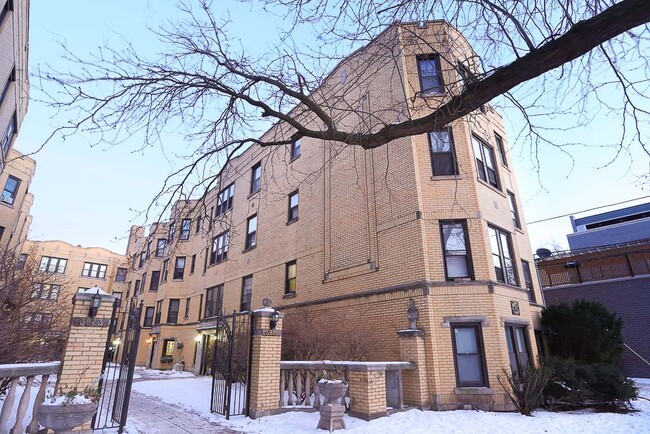 property at 3817.5 N Greenview Ave